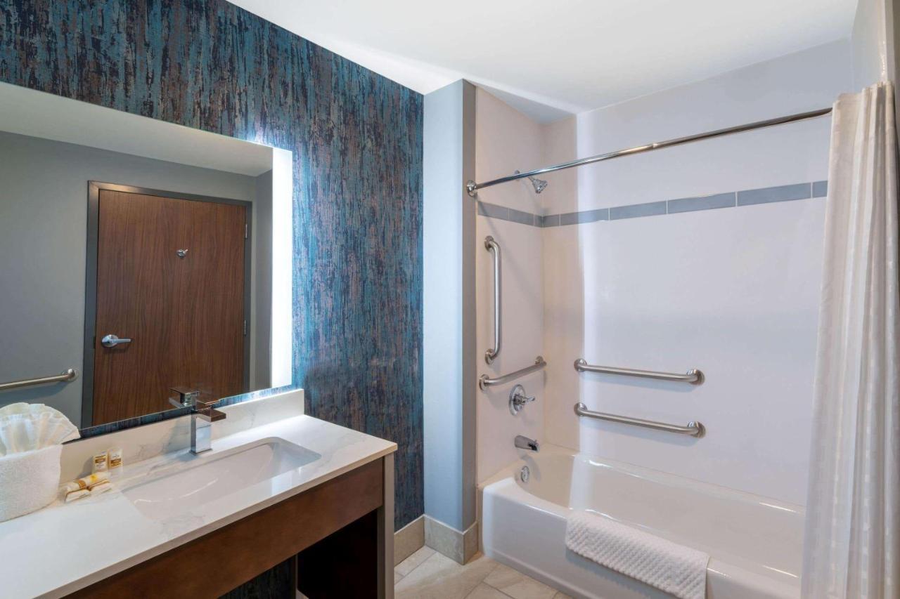 La Quinta Inn & Suites By Wyndham Louisville Ne - Old Henry Rd Ngoại thất bức ảnh
